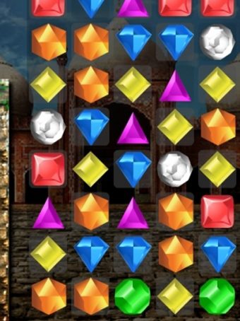 Loginis žaidimas apie Egipto deimantus. Sujunk 3 deimantus ir jie susinaikins.
